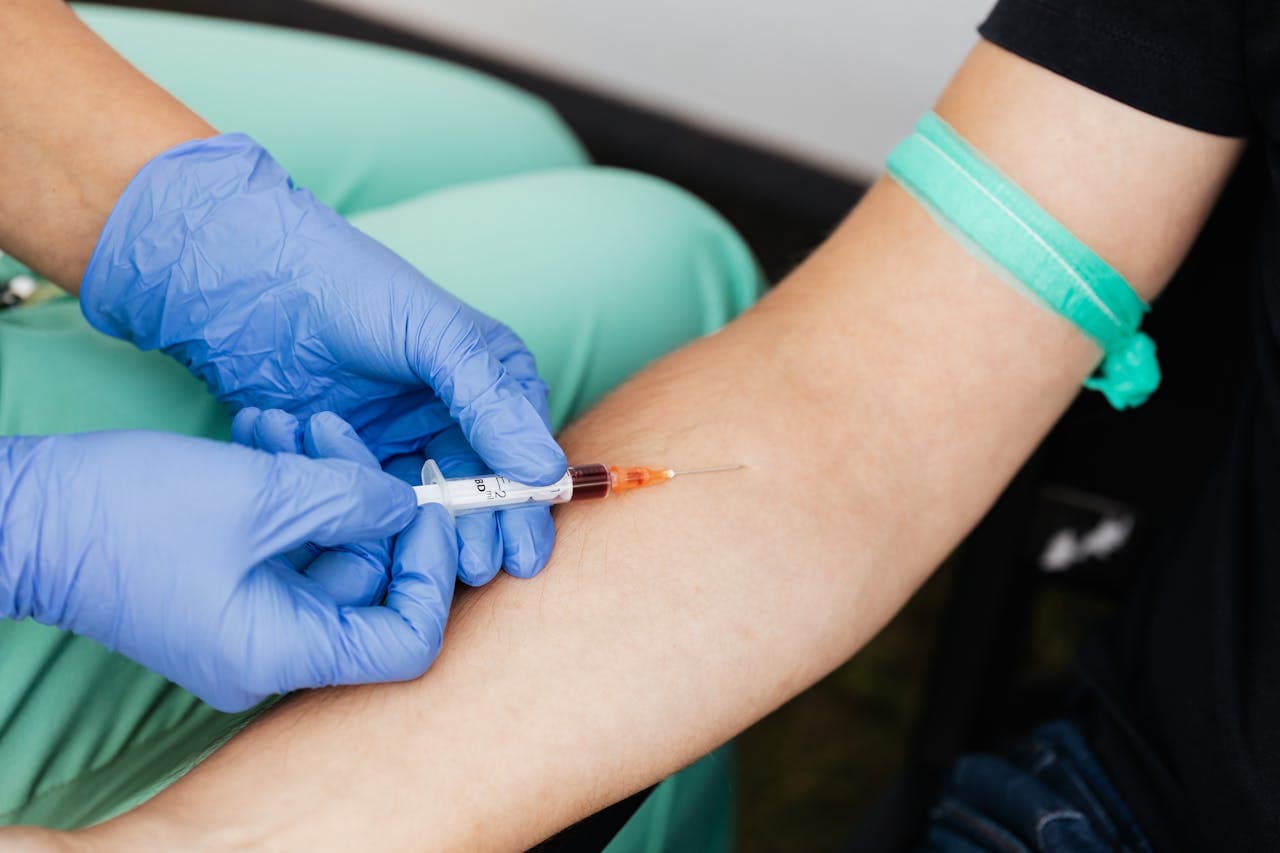 Profesional de salud tomando una muestra de sangre